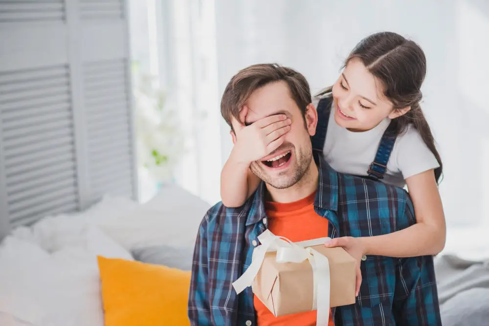 Filha entregando uma caixa de presente para o seu pai