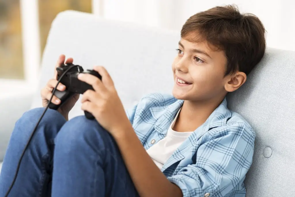 Criança segurando um controle de videogame