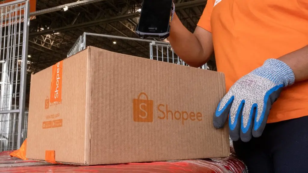 Caixa de papelão no centro logístico da shopee