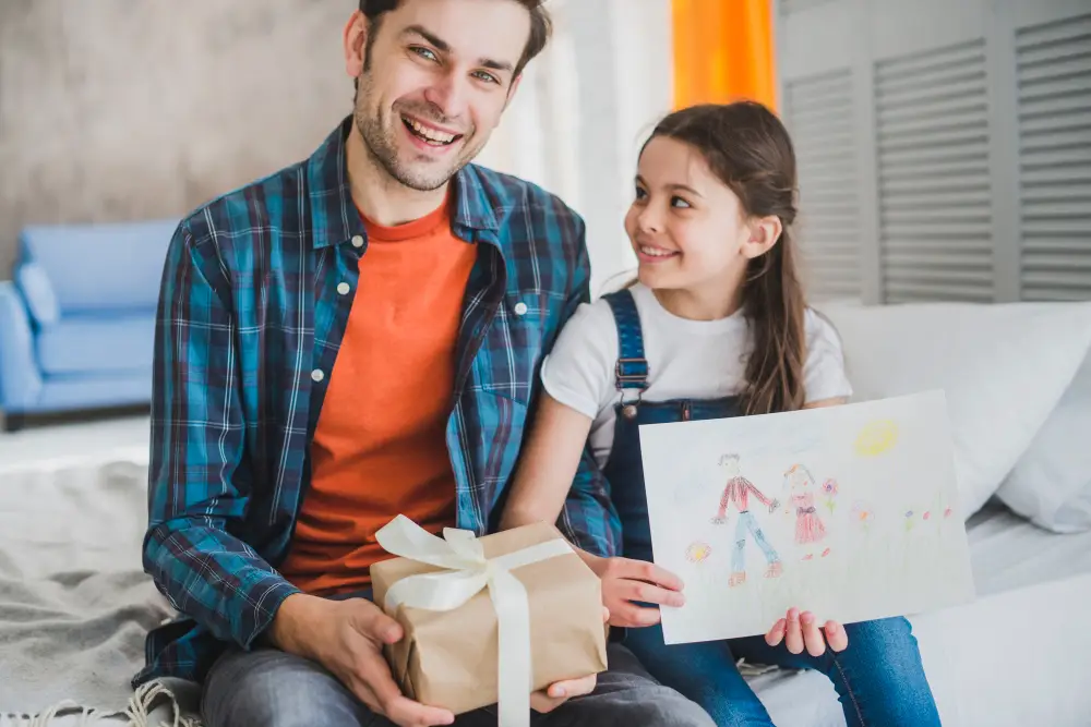 pai e filha pequena sentados felizes