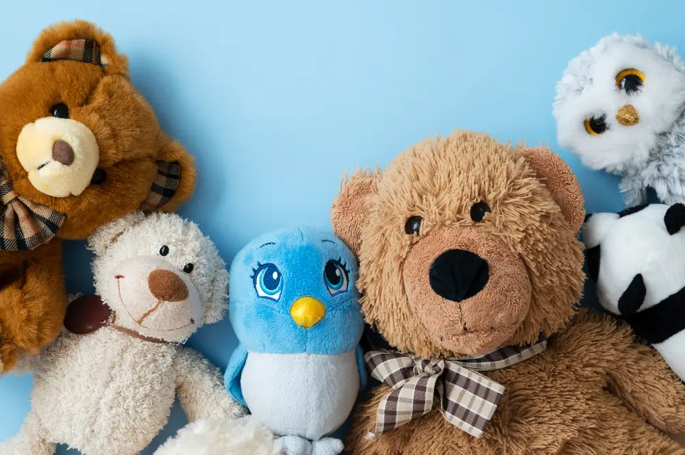 Fundo azul, 6 bichos de pelucia