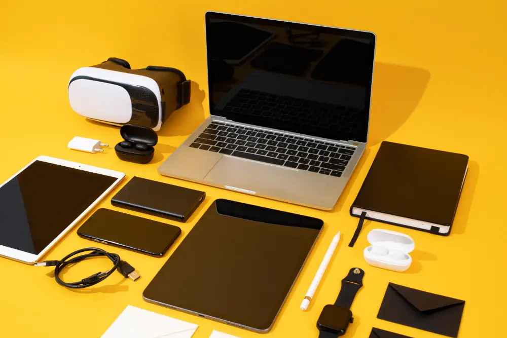 fundo amarelo, vários dispositivos eletrônicos como celular, tablet, notebook, cabos
