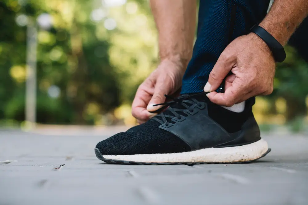 Mãos amarrando o cadarço de um tenis