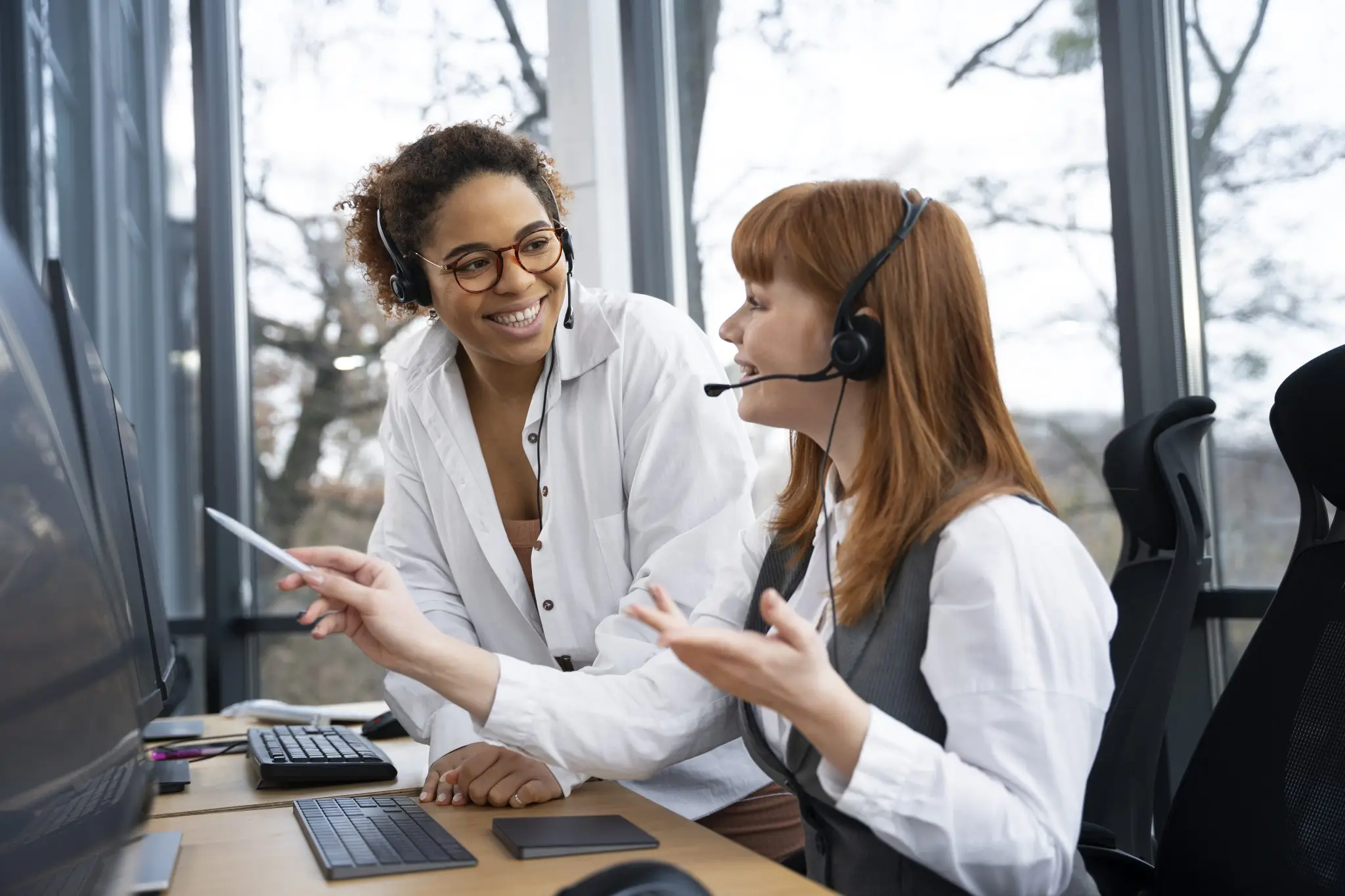 Duas mulheres conversando, uma delas trabalha com o atendimento de clientes